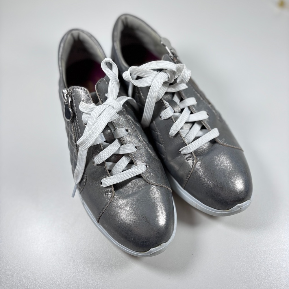 Munro 6.5 silver quilted side zip athletic walking shoes